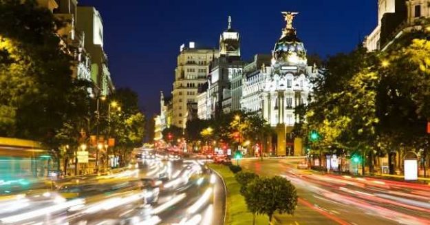 Disfrutar de un paseo en limusina por Madrid