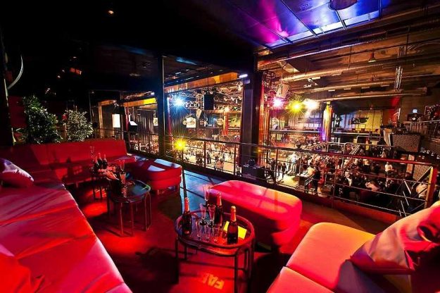 Tour en limusina con reservado en discoteca una noche de glamour