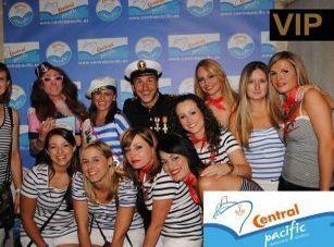 Limusina Madrid modelo Fantasy expedition con cena temática para despedidas